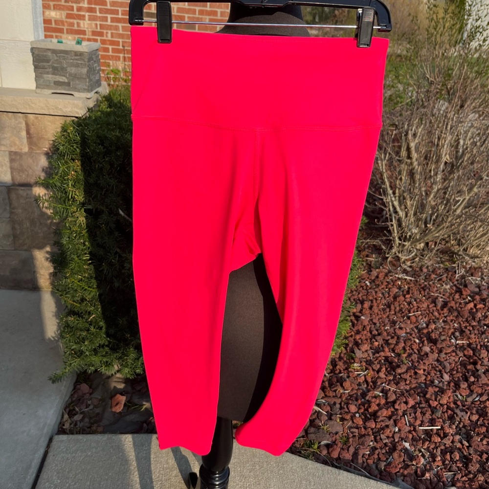 Like new 90 Degree by reflex hot pink Capri leggings soft ladies M